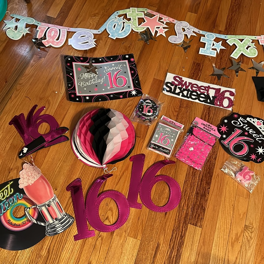 Sweet 16 20 plus piece decorating kit